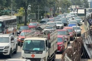 Giữa trưa ngày đầu năm, xe cộ 'đứng bánh' trên đường dẫn cao tốc