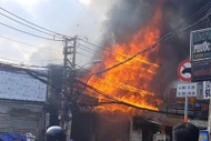 “Biển lửa” thiêu rụi cửa hàng nội thất ở TP HCM