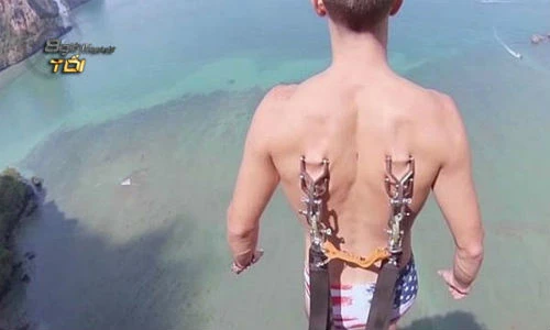 Liều lĩnh nhảy dù với 4 chiếc móc sắt xuyên… lưng