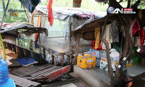 Cuộc sống khốn khó trên chiếc ghe 40 năm tuổi ở Sài Gòn