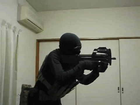 Các loại súng có kiểu thiết kế hộp tiếp đạn không giống bình thường như khẩu MP90 này lại có các kiểu thay đạn khác biệt hoàn toàn. Người lính bắt buộc phải học tập thật nhuần nhuyễn mới có thể "chuyển loại" súng được. Nguồn ảnh: Gify.