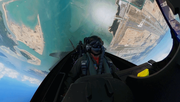 F-22 Raptor thực hiện lộn vòng chữ U ở góc 90 độ - một động tác đòi hỏi rất cao về sức chịu đựng của cả máy bay lẫn phi công điều khiển. Nguồn ảnh: F22demoteam.