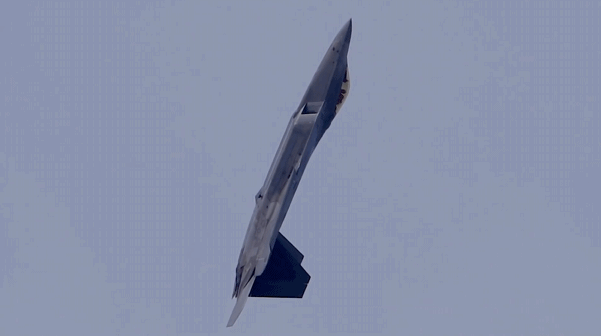 Những động tác cơ động khiến người xem tưởng như F-22 Raptor đang hoạt động trong môi trường... không trọng lực. Nguồn ảnh: F22demoteam.