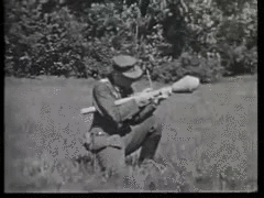 Cận cảnh một pha khai hỏa của Panzerfaust phiên bản đầu tiên với tầm bắn rất ngắn chỉ khoảng 30 mét. Nguồn ảnh: Imgr.