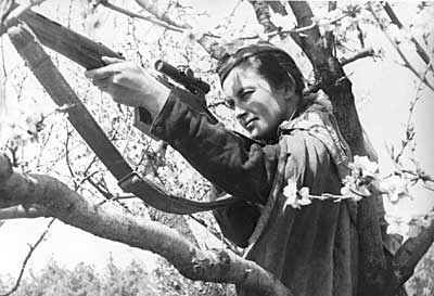 Bằng chứng cho độ ưu việt của khẩu SVT-40 so với các loại vũ khí bộ binh cùng thời khác đó là không những được sử dụng bởi quân đội Liên Xô, nó còn được sử dụng bởi quân đội Phần Lan và quân đội Đức quốc xã như một chiến lợi phẩm quý giá. Nguồn ảnh: WWII.