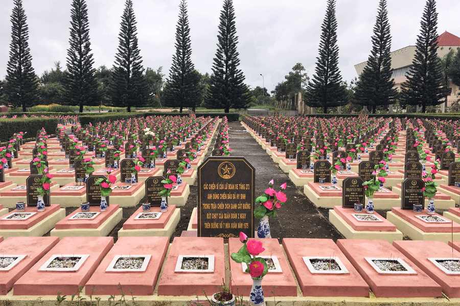 Ban đầu, để xoa dịu nỗi đau mất mát cho những gia đình có người không may thiệt mạng trong bối cảnh chuyển giao quyền lực giữa ba bên cực kỳ phức tạp này, chính quyền non trẻ của ta đã gấp rút thành lập một tổ chức mang tên Hội giúp binh sĩ tử nạn. Nguồn ảnh: VOV.