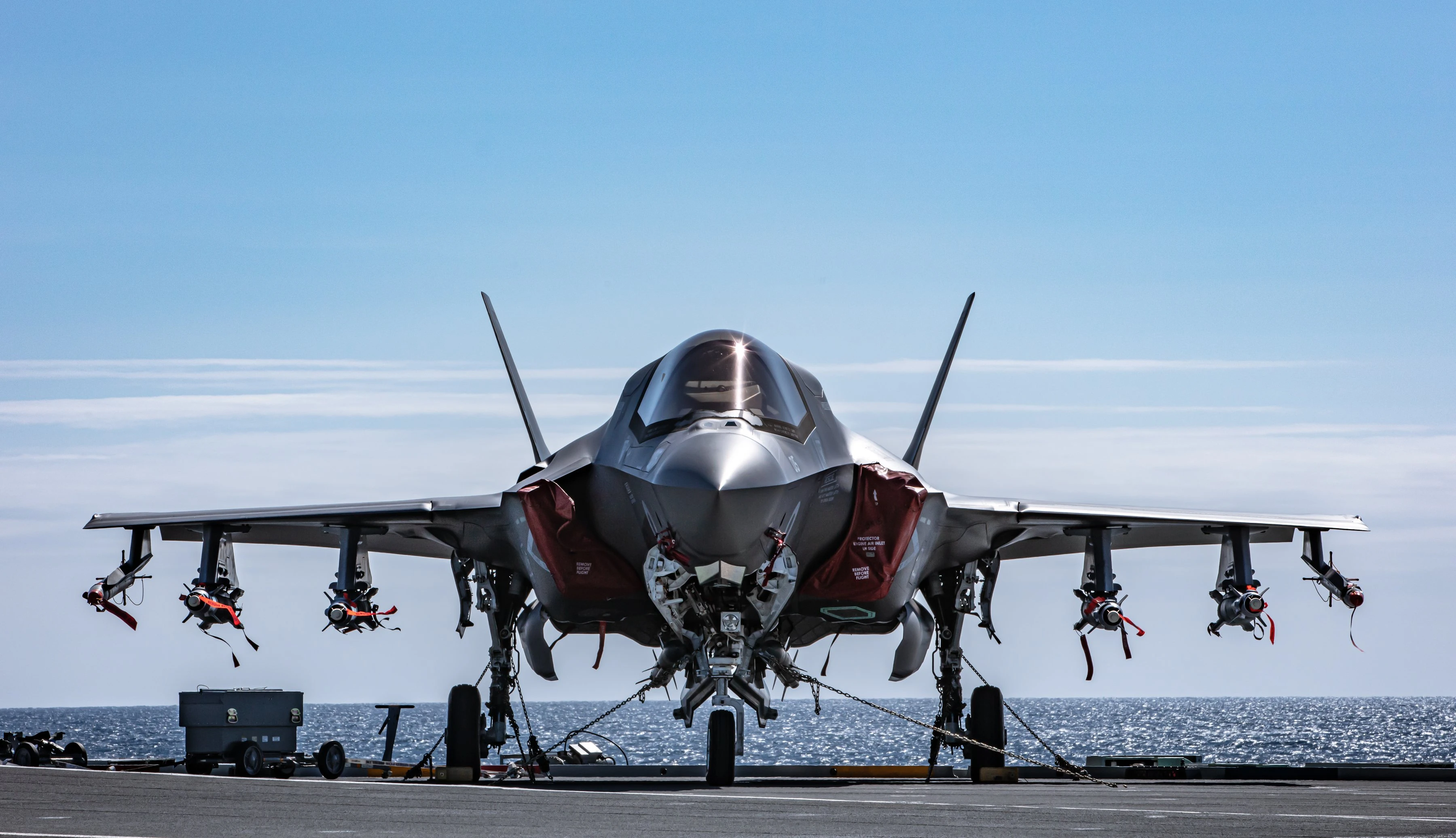 F-35B bật "chế độ quái thú" trên tàu sân bay kinh khủng thế nào?