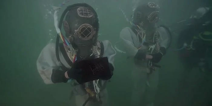 Thợ lặn hải quân Mỹ dùng trang phục cực dị để đi vào tàu USS Arizona