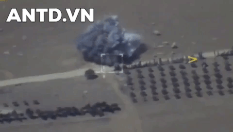 "Các nhóm phiến quân Syria được pháo binh Thổ Nhĩ Kỳ yểm trợ đã chọc thủng phòng tuyến quân đội chính phủ tại khu vực Qminas và Nayrab thuộc tỉnh Idlib. Một cường kích Su-24 đã thực hiện đòn không kích, giúp binh sĩ Syria đẩy lùi thành công mọi đợt tập kích của đối phương", Trung tâm Hòa giải của Nga tại Syria hôm nay ra thông cáo cho hay.