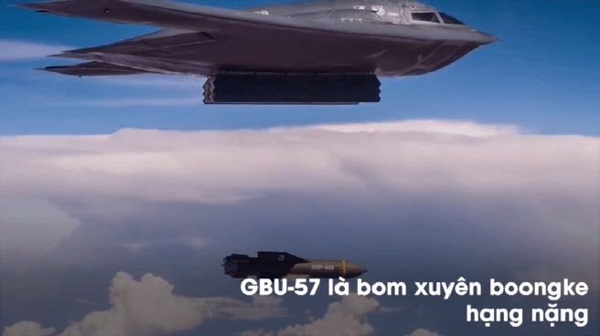 Trong cuối tuần trước, Không quân Mỹ bất ngờ tung ra đoạn video ghi lại quá trình một máy bay ném bom B-2 của lực lượng này triển khai đồng thời hai quả siêu bom dẫn đường chống boongke. Nguồn ảnh: Zing.