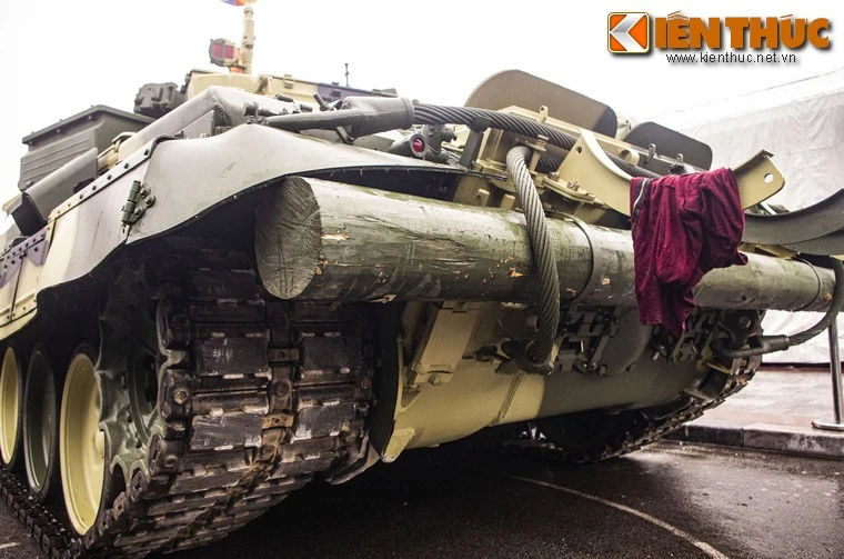 Vì sao xe tăng chủ lực T-90 Việt Nam lại gài một thanh gỗ lớn phía sau?