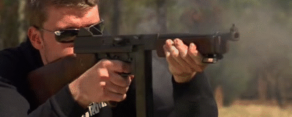 Phiên bản hiện đại nhất của súng tiểu liên Thompson là M1919 có khả năng bắn với tốc độ khoảng 800 viên mỗi phút. Đây là tốc độ cực cao, giúp người lính có lợi thế tốt trong việc tấn công, giải tỏa mục tiêu trong các khu vực hẹp. Nguồn ảnh: Gify.