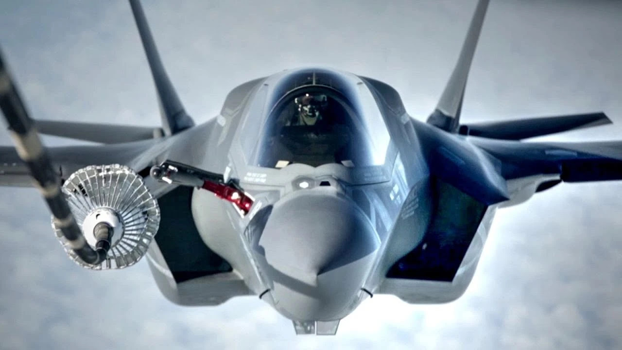 Cận cảnh tiêm kích F-35 của Không quân Anh tiếp liệu trên không
