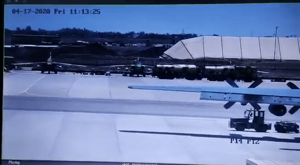 Một máy bay cường kích Su-25 có biệt danh "xe tăng bay" của không quân Chad đã bất ngờ phóng pháo phản lực khi đang đậu trên đường băng khiến 4 người thiệt mạng. Nguồn ảnh: Aviation.