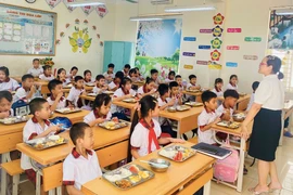 Trường TH Sen Phương giảm giá gói thầu suất ăn 18,7% rồi chọn nhà thầu mới tiết kiệm 0%? [Kỳ 2]