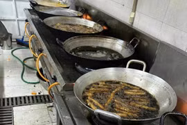 Phụ huynh tố nhà cung cấp suất ăn dùng dầu đen kịt chiên thức ăn cho học sinh