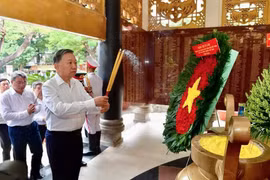 Tổng Bí thư, Chủ tịch nước Tô Lâm dâng hương tưởng niệm các Anh hùng liệt sĩ tại Công viên Lê Thị Riêng