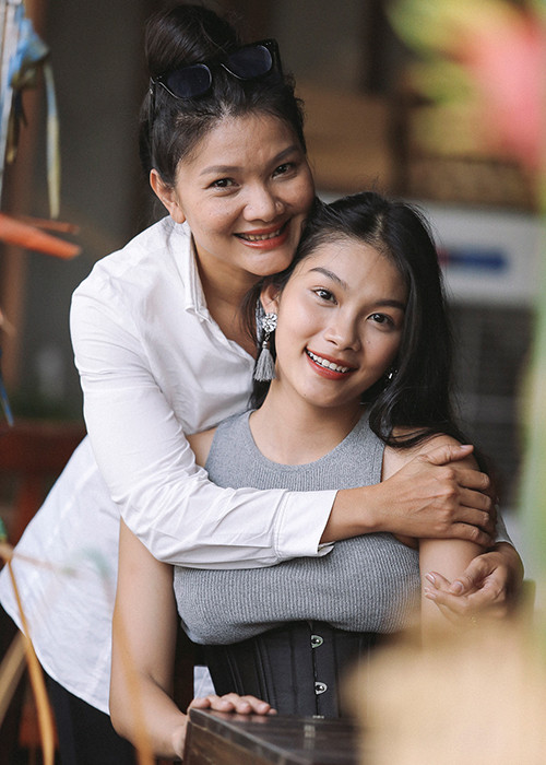 Thanh Tú - con gái của Kiều Trinh chứng kiến mẹ bị bạo hành tàn tệ. Tuy nhiên, thay vì sợ hãi, Thanh Tú trở thành người bao bọc và bảo vệ mẹ. Ảnh: Zing