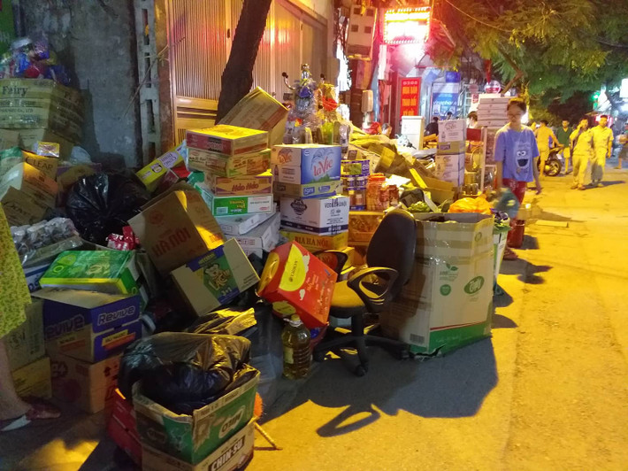 Do lối vào hiện trường vụ cháy nhỏ hẹp nên công tác chữa cháy khá khó khăn. Rất nhiều người dân đang chuyển đồ ra đường vì sợ vụ cháy lan ra khu vực nhà dân.
