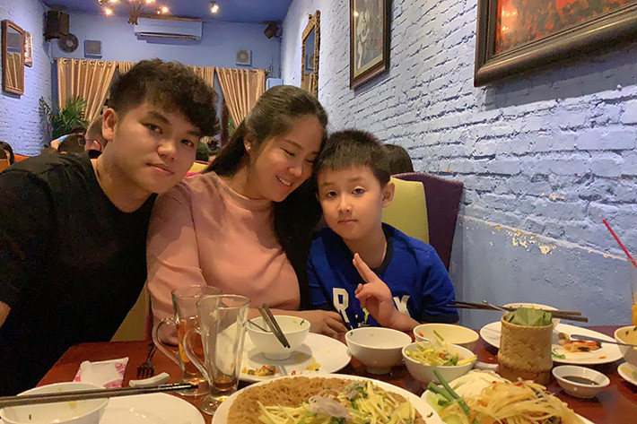 Con trai riêng của Lê Phương cũng quý mến bố dượng.
