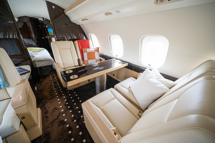 Global 6000 được trang bị tới 28 cửa sổ để đảm bảo cabin luôn được cung cấp đầy đủ ánh sáng và tăng 40% tầm nhìn cho hành khách. (Ảnh: Business Insider)