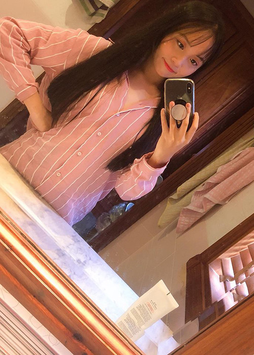 Cô nhóc cũng có sở thích chụp ảnh selfie và chia sẻ ảnh trên trang cá nhân.