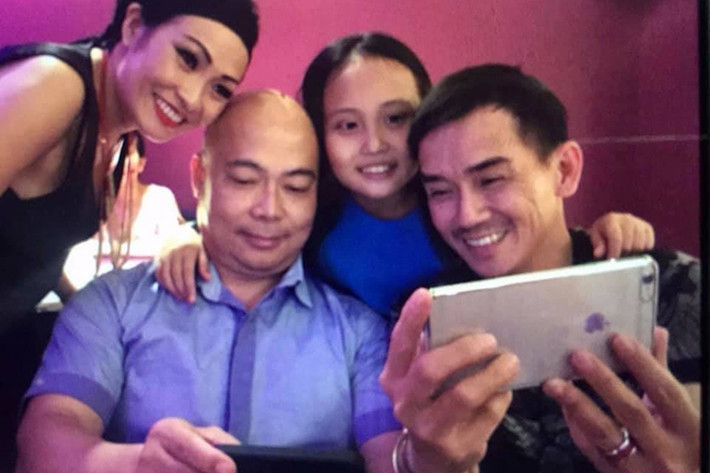 Bé Gà là cô con gái duy nhất của Phương Thanh và người bạn trai cũ (áo xanh). Theo Phương Thanh, khi con gái được 1 tuổi, cô và bố của bé không đăng ký kết hôn vì không hợp nhau. Sau đó, cả hai "phải thỏa thuận làm anh em như một nhà cho suôn sẻ nhân duyên vì Phương Thanh mắc nợ bà nội của bé Gà".