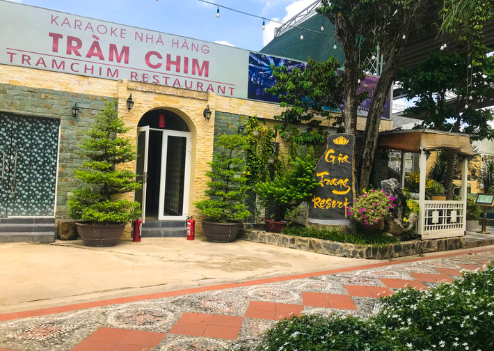 Sau khi phát hiện sai phạm, UBND TP HCM có công văn khẩn gửi Sở Nội vụ, Sở Xây dựng, Thường trực Huyện ủy, Thường trực HĐND, UBND huyện Bình Chánh, yêu cầu khẩn trương xử lý cưỡng chế khu tổ hợp công trình xây dựng vi phạm trật tự xây dựng tại "Gia Trang quán – Tràm Chim Resort".