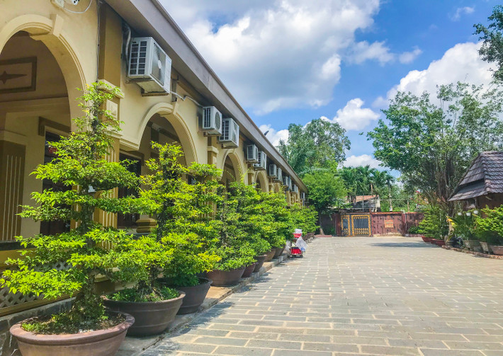 Theo ghi nhận của PV, sau khi có quyết định cưỡng chế, khu resort này vẫn hoạt động bình thường. Bên trong các nhân viên, bảo vệ vẫn có mặt, khách tới uống cafe vẫn được mời vào.