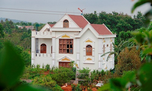 Ngày 3/4, ông Phạm Tân, Chủ tịch phường Ea Tam (TP Buôn Ma Thuột, Đắk Lắk), cho biết đơn vị vừa tiếp tục có văn bản gửi UBND TP Buôn Ma Thuột để xin ý kiến về việc xử lý căn biệt thự xây trái phép của bà Quách Thị Tuất (vợ ông Nguyễn Sỹ Kỷ - Phó trưởng Ban Nội chính tỉnh ủy). Trước đó, UBND phường Ea Tam đã có quyết định yêu cầu bà Tuất trong vòng 10 ngày phải tháo dỡ căn biệt thự xây dựng không phép trên đất nông nghiệp.