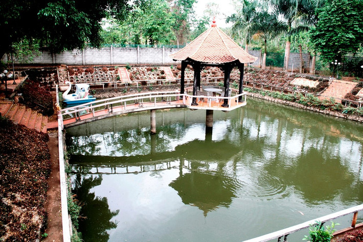 Căn nhà kiểu biệt thự tổng diện tích khoảng 200 m2, khu nhà bếp và nhà ăn 91 m2, nhà chòi xây trên hồ nước tổng diện tích 19 m2, một hồ bơi rộng 152 m2.