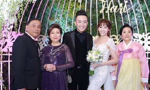 Cách đây không lâu, Hari Won - một trong những sao Việt tiết lộ, mẹ chồng rất thông cảm cho nghề của cô nên chưa bao giờ lên tiếng la rầy, trách mắng. Hari Won còn cho biết bà chăm sóc, quan tâm tới hai vợ chồng rất nhiều. Mỗi buổi sáng cô đi làm, mẹ chồng luôn nhắc cô uống một ly nước lọc trước khi ăn sáng.