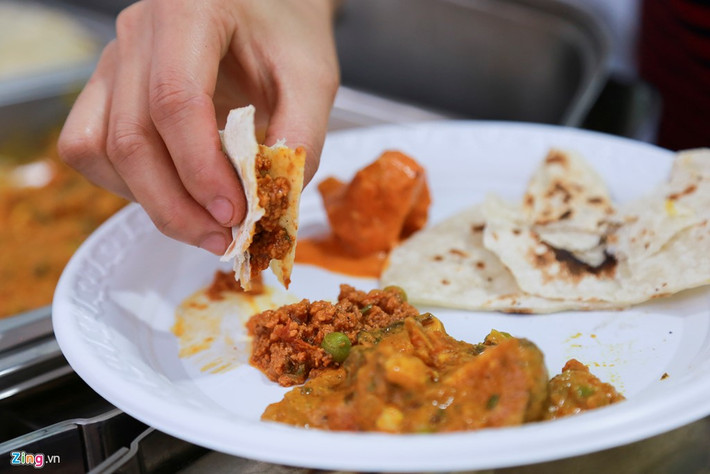 Đây là món ăn mà cô dâu 8 tuổi Anandi thưởng thức: garlic naan. Món ăn Ấn Độ này được làm từ bột mì, nướng trong lò hoặc chảo, không dùng bơ hay mỡ để đảm bảo sức khỏe, ăn kèm cari chay, phomai tươi, gà, cá tôm.