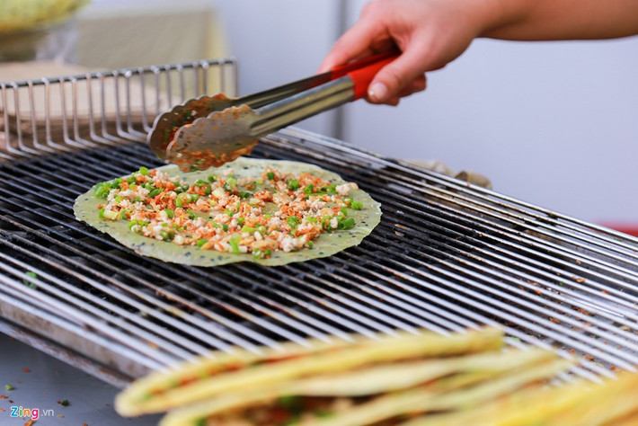 Người luôn thương nhớ món bánh tráng trộn Đà Lạt có thể được thưởng thức ngay tại thủ đô dịp này. Đây là loại bánh được làm từ bột gạo và ngô cùng nhân hành, trứng, tôm nướng trên bếp than, thơm ngon và giòn tan.