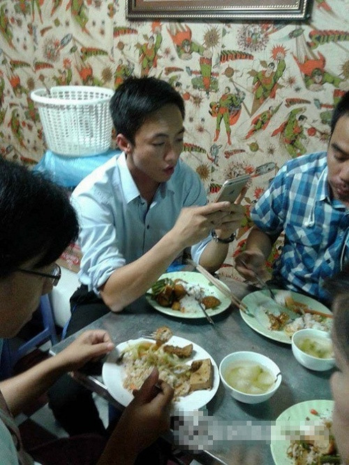 Mới đây trên mạng xã hội xuất hiện bức ảnh vị đại gia Cường Đô La ngồi ăn cơm từ thiện bên bạn bè của mình. Điều đáng nói suất cơm này chỉ có giá 5 nghìn đồng khiến nhiều người phải mắt chữ A mồm chữ O trước sự giản dị của doanh nhân này. 