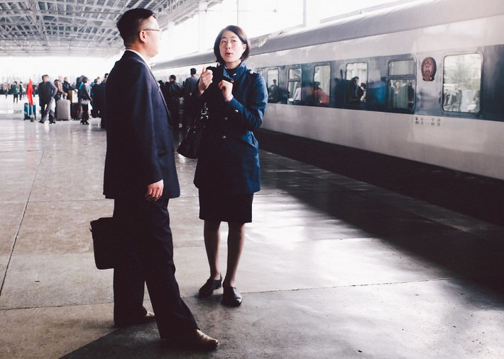 Adam ghi lại được những khoảnh khắc đời thường ở Triều Tiên. Ga tàu ở Triều Tiên khá sạch sẽ và vắng vẻ.