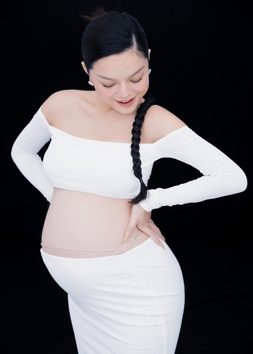 Đi kèm bộ ảnh, Phạm Quỳnh Anh tâm sự: “Vì sao lại gọi đây là hành trình thiêng liêng có lẽ chỉ có các chị em phụ nữ đã trải qua mới thấu hiểu được. Cảm thấy thật là yêu một người chỉ mới biết tên nhưng chưa được thấy mặt bị người ta đá thẳng chân, gò méo bụng, thắt lưng và xương chậu đau điếng mà vẫn cứ yêu. Thật là thứ tình cảm mù quáng”.