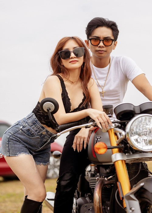 Phan Hiển - Khánh Thi vừa tung bộ ảnh tạo dáng bên xe mô tô.