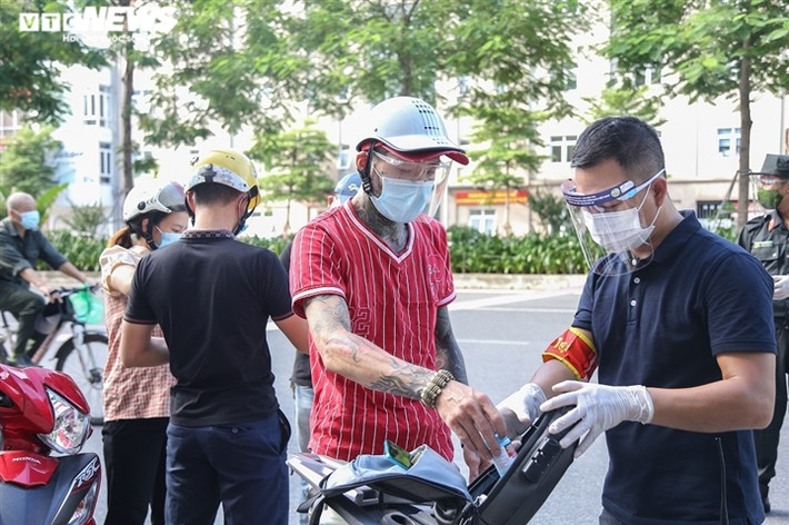 Lực lượng liên ngành 141 tham gia kiểm tra giấy tờ người dân trên đường.