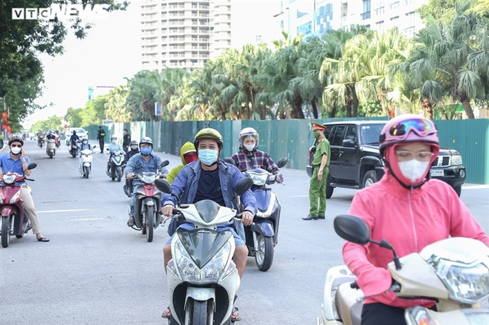 Bắt đầu từ 15h chiều 16/8, Phòng Cảnh sát giao thông (Công an thành phố Hà Nội) triển khai 6 Tổ công tác liên ngành kiểm soát chặt ra đường không lý do.