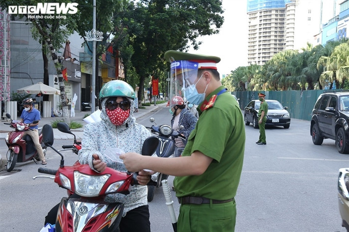 Công an TP Hà Nội cũng yêu cầu người dân phải chấp hành nghiêm quy định, trường hợp ra ngoài đường không nằm trong diện được phép sẽ bị các lực lượng chức năng kiên quyết xử lý.