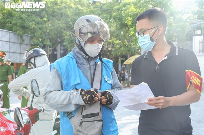 Anh Nguyễn Đức Khải, người dân sinh sống trên địa bàn Ô Chợ Dừa (quận Đống Đa) cho biết: “Nhưng ngày gần đây, trên nhiều tuyến phố ở Hà Nội lượng người di chuyển đông hơn so với những ngày đầu giãn cách. Vì vậy việc triển khai tổ liên ngành kiểm soát người đi lại tôi thấy rất cần thiết".