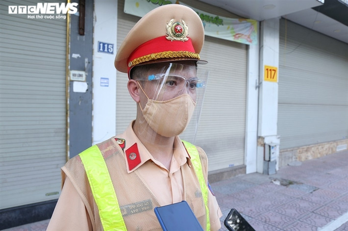 Đại uý Trần Ngọc Lực, tổ trưởng tổ công tác liên ngành, phụ trách địa bàn Đống Đa, Cầu Giấy cho biết: “Mục đích của Tổ công tác là giám sát việc sử dụng giấy đi đường của cơ quan, doanh nghiệp cấp có đúng đối tượng, đúng mục đích, từ đó kịp thời xử lý nghiêm, tránh tình trạng lợi dụng việc cấp phép để ra đường không rõ lý do, vi phạm giãn cách xã hội”.