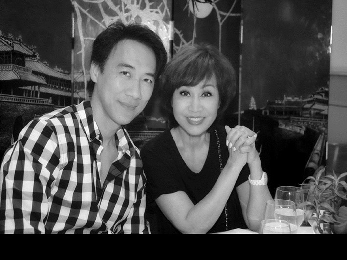 Theo Vietnamnet, Tô Chấn Phong rất có cảm tình với Khánh Hà. Còn Khánh Hà quý Tô Chấn Phong tới mức làm mối anh cho em gái Lưu Bích. Tuy nhiên, Lưu Bích không đồng ý: “Chị thích thì chị yêu, chứ em không thích”. Sau một thời gian quen biết, Khánh Hà và Tô Chấn Phong nảy sinh tình cảm. Ảnh: Vietnamnet