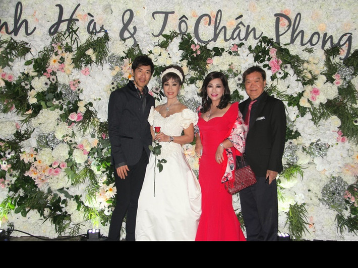 Danh ca Khánh Hà lập gia đình năm 18 tuổi nhưng hôn nhân sớm đổ vỡ. Sau đó, cô sang Mỹ với con trai nhỏ. Năm 1990, Khánh Hà gặp Tô Chấn Phong khi hợp tác làm một video ca nhạc. Ảnh: Vietnamnet