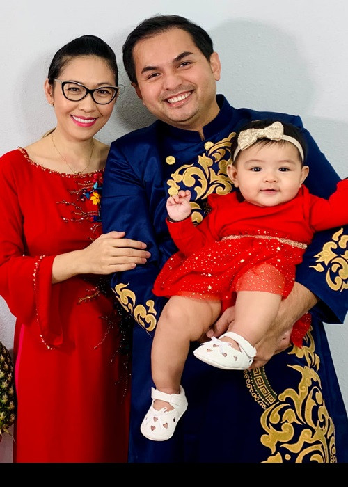 Vợ chồng nam diễn viên cho biết: "Bé mới tròn 1 tuổi mà phải đi gửi nhà trẻ nên tôi cũng xót, ông bà nội ở Việt Nam không qua được, ông bà ngoại lại ở xa nên cũng không giúp được gì hơn. Nếu có điều kiện hơn thì thuê người về nhà chăm, nhưng tình hình này khó khăn về nhiều thứ nên tôi đành chịu đi gửi nhà trẻ".