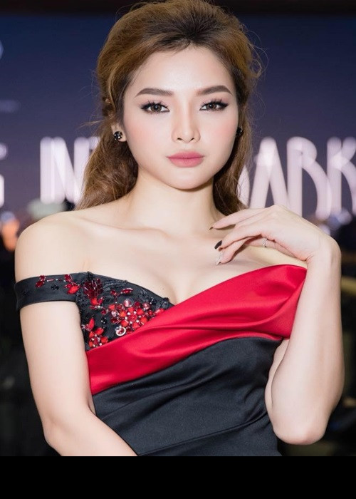 Phương Trinh Jolie từng thừa nhận có bạn trai là Việt kiều. “Anh từng ở nước ngoài sinh sống thời gian dài rồi trở về Việt Nam. Trinh thấy cũng bình thường thôi dù anh và mình văn hoá có đôi chút khác biệt”, nữ ca sĩ chia sẻ.