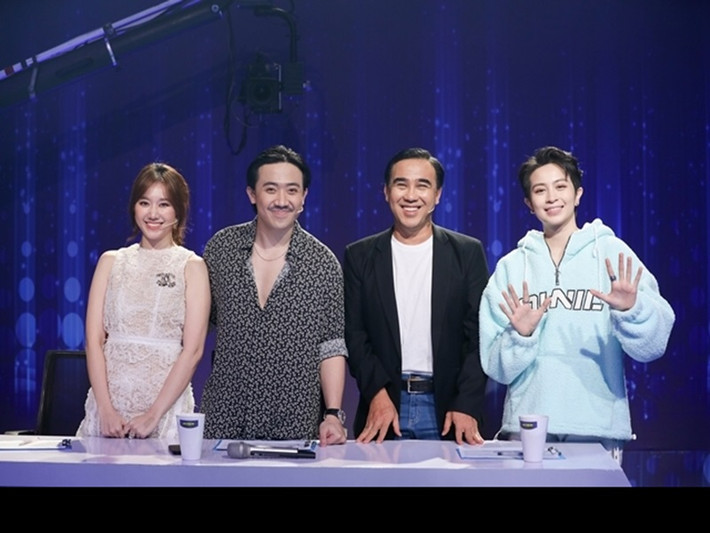 Mới đây, trong teaser bán kết 4 của chương trình Siêu tài năng nhí, Quyền Linh và Trấn Thành kể về kỷ niệm chung cách đây 15 năm. Khi đó, Trấn Thành tham gia cuộc thi Én vàng còn Quyền Linh nằm trong ban giám khảo. Theo lời Quyền Linh, vào một buổi chiều tối, Trấn Thành lặn lội đường xa đến nhà, chờ anh về để hỏi kinh nghiệm làm MC. Ảnh: Vietnamnet