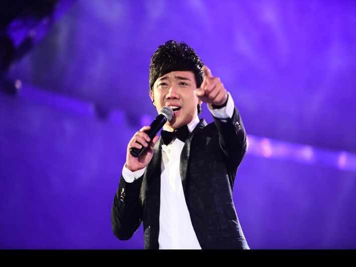 Trấn Thành làm MC gameshow Thử thách cùng bước nhảy suốt 6 mùa, là gương mặt quen thuộc của nhiều chương trình khác như Người ấy là ai, Giọng ải giọng ai, Bước nhảy ngàn cân, Siêu tài năng nhí, Sau ánh hào quang, Kỳ tài thách đấu, Tôi tuổi teen, Nhanh như chớp nhí, Giọng hát Việt. Ảnh: Zing