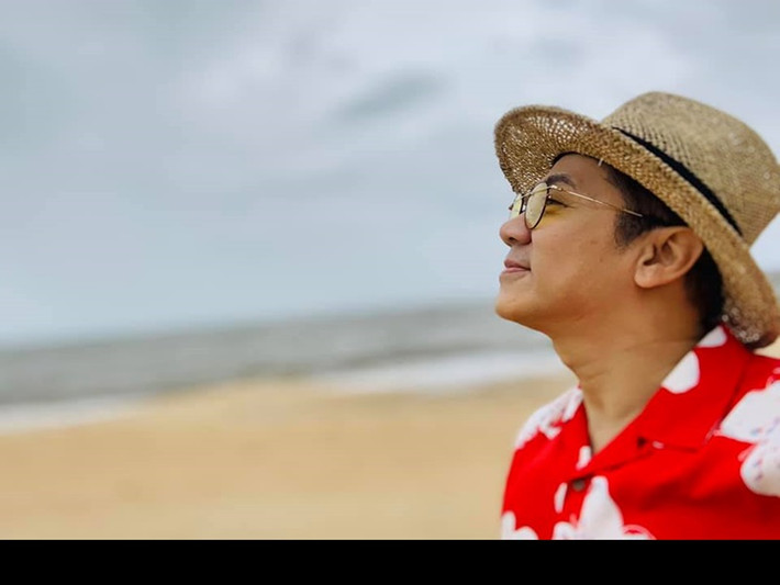 Nam nghệ sĩ còn bật mí, anh từng yêu đắm đuối một người mà sau 10 năm chia tay, khi gặp lại anh vẫn thấy người này chẳng đáng để mình yêu, đẹp thì không đẹp, tính tình cũng chẳng hợp gì cả.